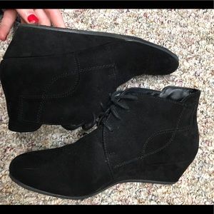 Selling a pair of suede black ankle boots!